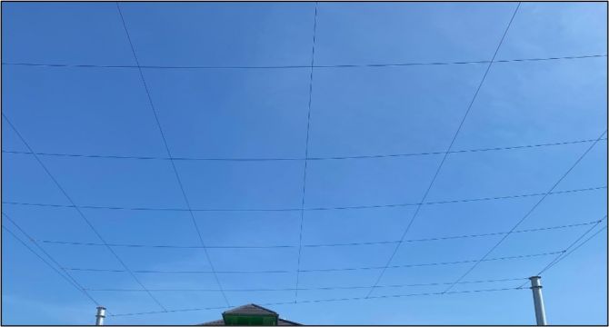 Pose des mâts métalliques et installation des filins anti-hélicoptère, au centre pénitentiaire de FRESNES. Pose des mâts métalliques et installation des filins anti-hélicoptère, au centre pénitentiaire de FRESNES.